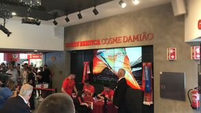 Enzo Fernández e António Silva na sessão de autógrafos na Luz: veja as imagens