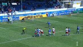 Será este o penálti mais surreal de sempre? Foi marcado por jogador do Feirense