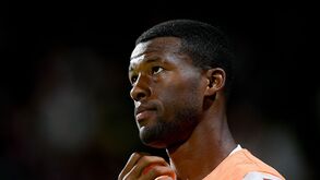 Wijnaldum enfrenta longa paragem: holandês fraturou a tíbia