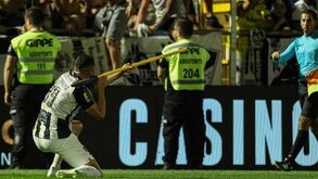 Avançado do Portimonense 'fuzilou' adeptos do V. Guimarães com bandeirola de canto e provocou revolta