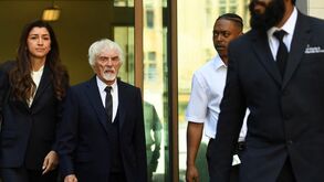 Bernie Ecclestone nega em tribunal acusação de fraude fiscal