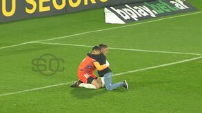 Guarda-rede sofre golo no último minuto e criança invade o relvado para o abraçar