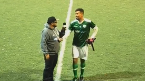 Foi eleito o melhor em campo, quis mandar um beijo à namorada mas enganou-se... no nome