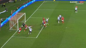 Centro de Neres e cabeceamento de Otamendi: o golo do Benfica ao Dínamo Kiev