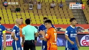 Ex-V. Guimarães chocou contra o árbitro e acabou... expulso