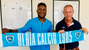 Joseph Minala (agora com 26 anos) tem novo clube