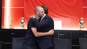 As primeiras imagens de Aursnes com Rui Costa e a camisola do Benfica