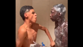 Quando duas estrelas da Internet se juntam: Luva de Pedreiro conheceu Khaby lame e foi engraçado
