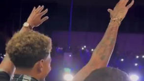 Dele Alli recebido como um herói pelos adeptos do Besiktas