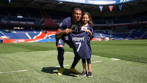 Menina faz 80 km de bicicleta para conhecer Mbappé e é surpreendida com receção apoteótica