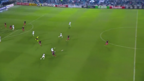 Argentino marca golaço com disparo a 75 metros da baliza