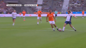 Da Fórmula 1 para o futebol: Vettel dá nas vistas e até marca golo em jogo solidário