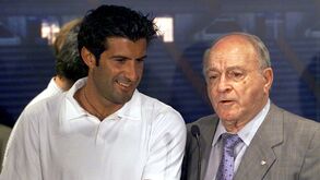 Indemnização de 30 milhões, Futre e Veiga na praia de fato e a chamada a Helen: histórias nunca contadas da ida de Figo para o Real