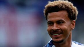 Adeptos do Besiktas não o vão deixar dormir: 'Preguiçoso' Dele Alli já está na Turquia