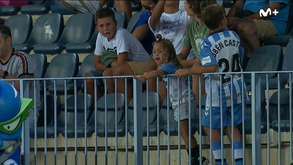 Mascote do Málaga deixou menina 'de mão estendida' e a sua reação tornou-se viral