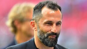 Diretor desportivo do Bayern Munique pretende aprender português após o fecho do mercado