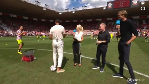 Cristiano Ronaldo cumprimentou comentadores de televisão no aquecimento e... pregou partida a Rio Ferdinand