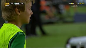 Apanha-bolas do Sporting em lágrimas durante o jogo com o Chaves