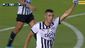 Ex-benfiquista Óscar Cardozo fez história no Paraguai com esta cabeçada