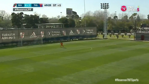 Sobrinho de Riquelme faz golaço antes da linha de meio-campo ao... River Plate
