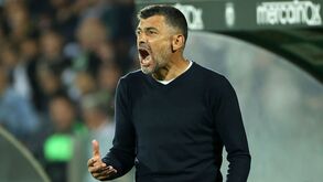 Sérgio Conceição exaltado com Luís Freire no final do jogo em Vila do Conde