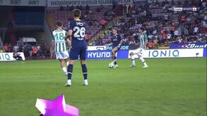 O lance que deixou o Fenerbahçe de Jesus com menos um diante do Konyaspor