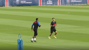 Vitinha e Neymar com sucessivos toques de habilidade durante treino do PSG