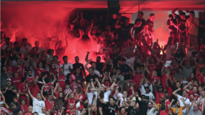 Benfica multado em mais de 12 mil euros por comportamento dos adeptos no Bessa