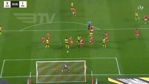 Golo do Paços: grande remate de Antunes, desvio de Koffi e Benfica a pedir fora de jogo