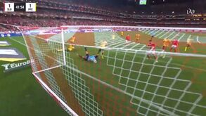 Guarda-redes do Paços deu uma pequena 'ajuda' a Neres: o golo do empate na Luz