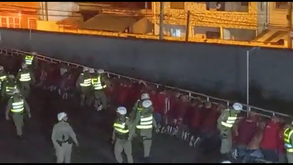 Imagens que chocam no futebol brasileiro: polícias batem em adeptos ajoelhados e de costas