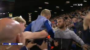 Insólito: adepto do Everton 'atira' criança para o relvado para receber camisola de Anthony Gordon