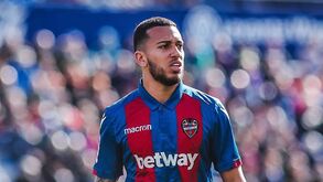 Notícia Record: Rúben Vezo a caminho do Benfica abre porta à saída de Vertonghen