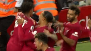 O golo de Fábio Carvalho que decidiu o Liverpool-Newcastle em cima do apito final