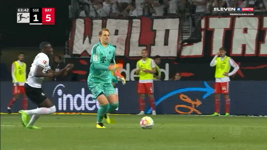 Neuer começou a época a inventar e... deu-se mal
