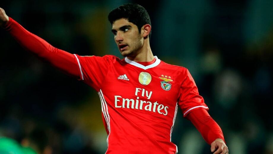 «Barbeiro fez-lhe 'autoestrada' na cabeça»: Gonçalo Guedes reencontra treinador cúmplice em brincadeira