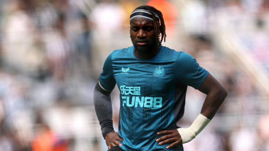 Saint-Maximin oferece relógio a adepto