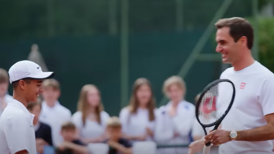A promessa paga por Federer que está a encantar o Mundo: jovem Zizou jogou finalmente com o ídolo