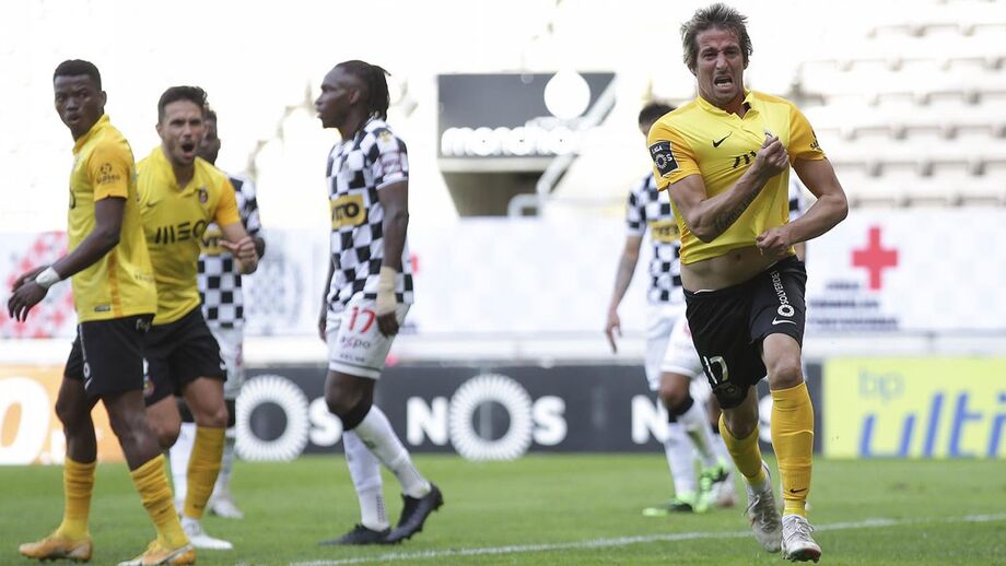 Fábio Coentrão já pendurou as chuteiras mas... foi suspenso por um jogo