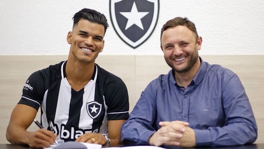 Danilo Barbosa é reforço do Botafogo de Luís Castro