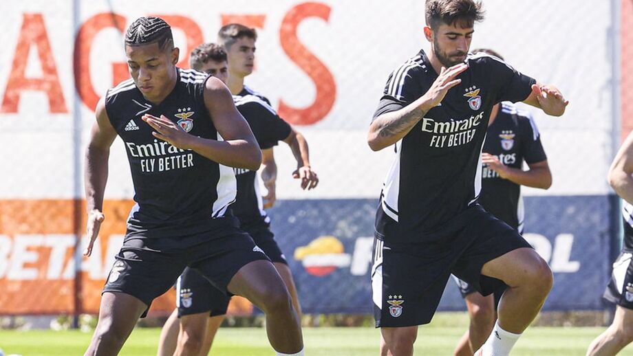 David Neres guardado para a Champions