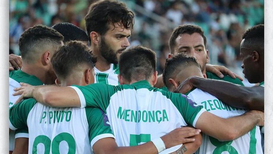 Zequinha bisa na apresentação com Huelva