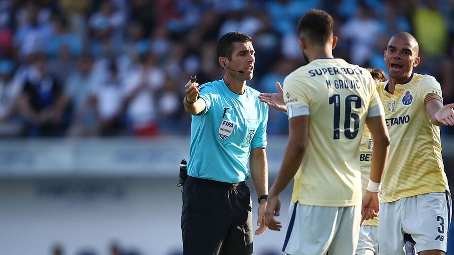 Há penálti sobre Taremi? Especialistas Record analisam casos do Vizela-FC Porto