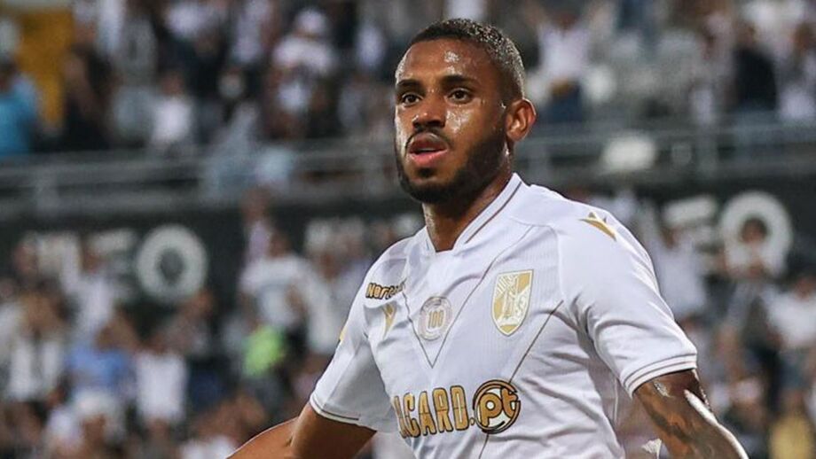 V. Guimarães-Estoril, 1-0: Varela a dizer sim ao triunfo sofrido