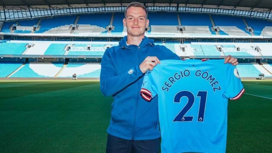 Sergio Gomez assina por quatro épocas com o Manchester City