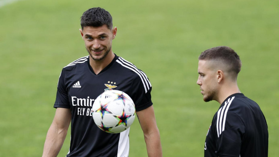Yaremchuk pode fazer estreia no onze