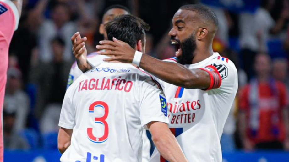 Lyon goleia Troyes e iguala Paris SG no topo da tabela classificativa em França