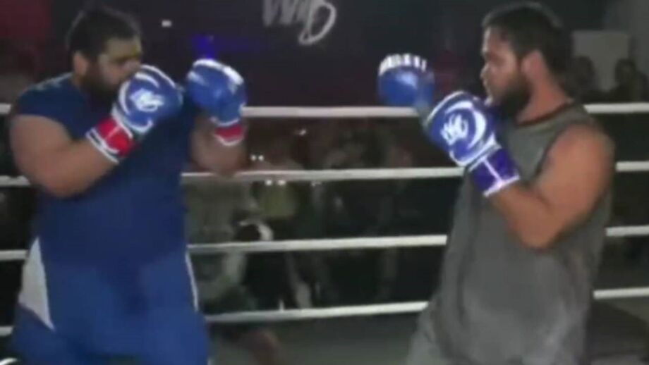 Aguentou uns dois minutos antes de ser atingido por uma direita que o deixou fora de combate