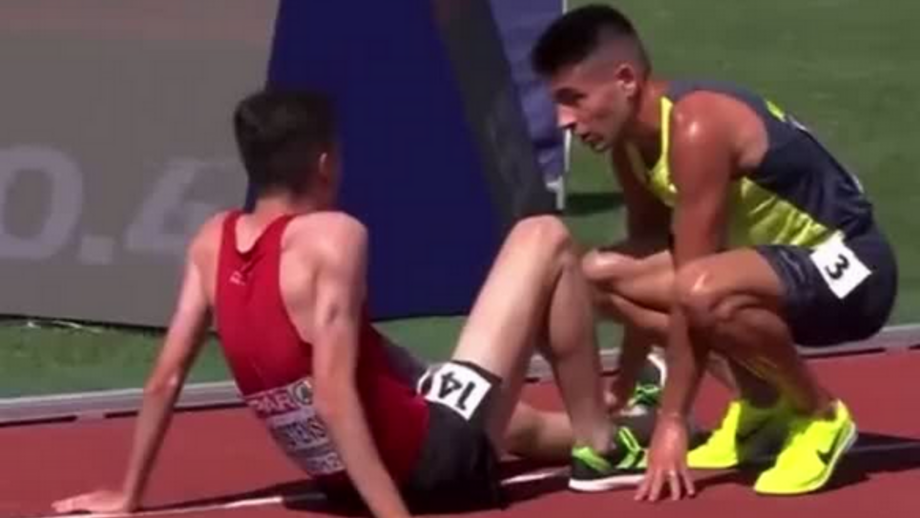Fair play em estado puro: atleta de Andorra acaba em último após parar para ajudar adversário nos Europeus