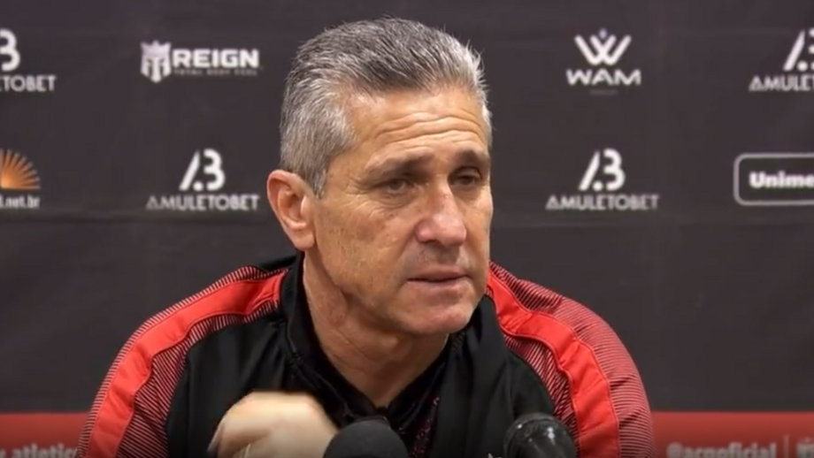 Treinador do Atlético-GO elogia português depois de perder com o Corinthians